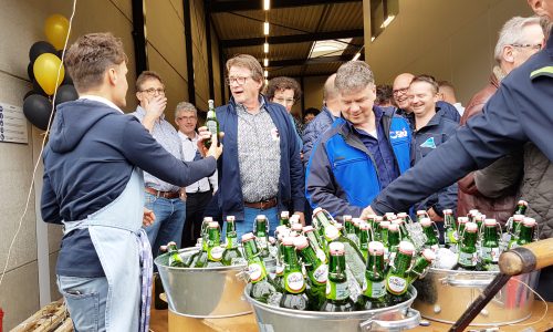 De naobers opening bier