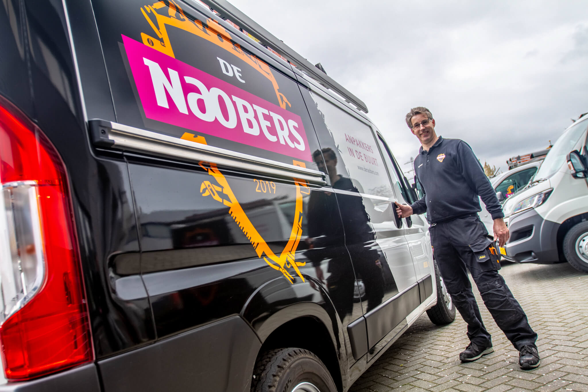 De Naobers werknemer voor een werkbus