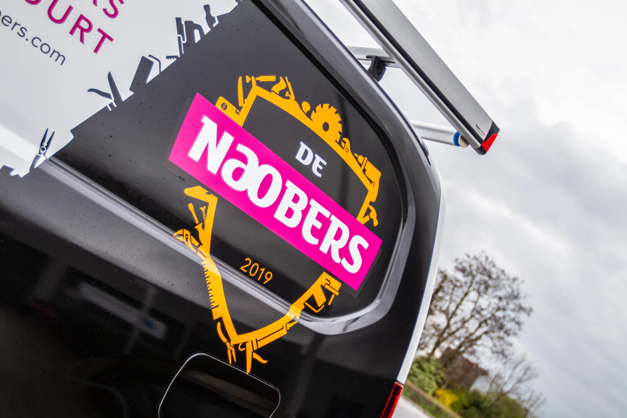 De Naobers logo op bus