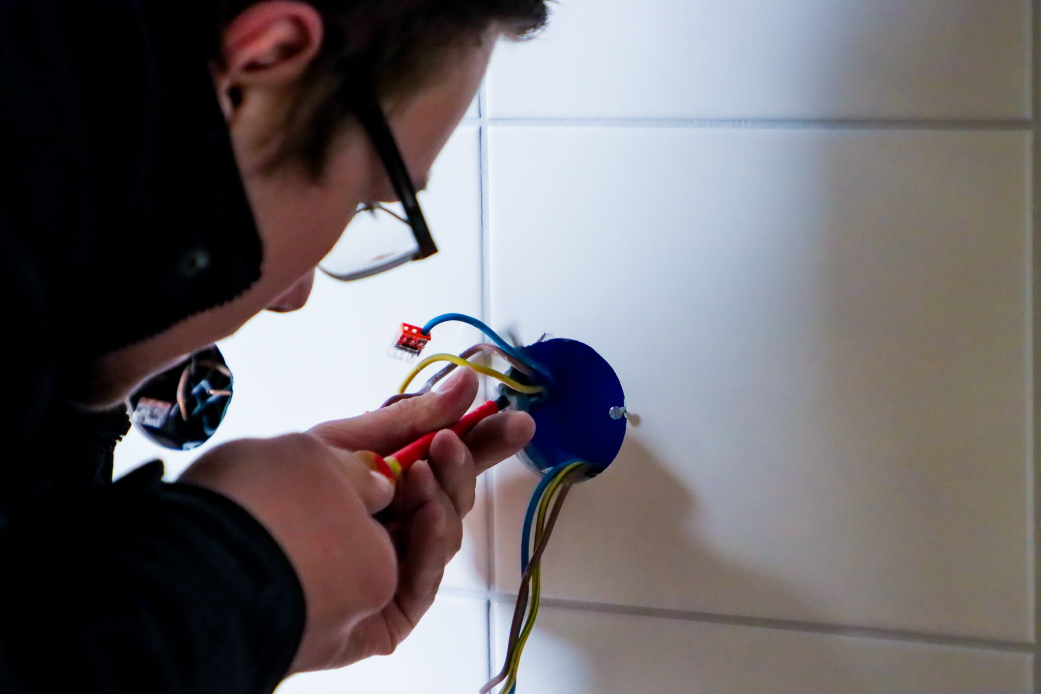 De Naobers Werknemer installatie bedrading