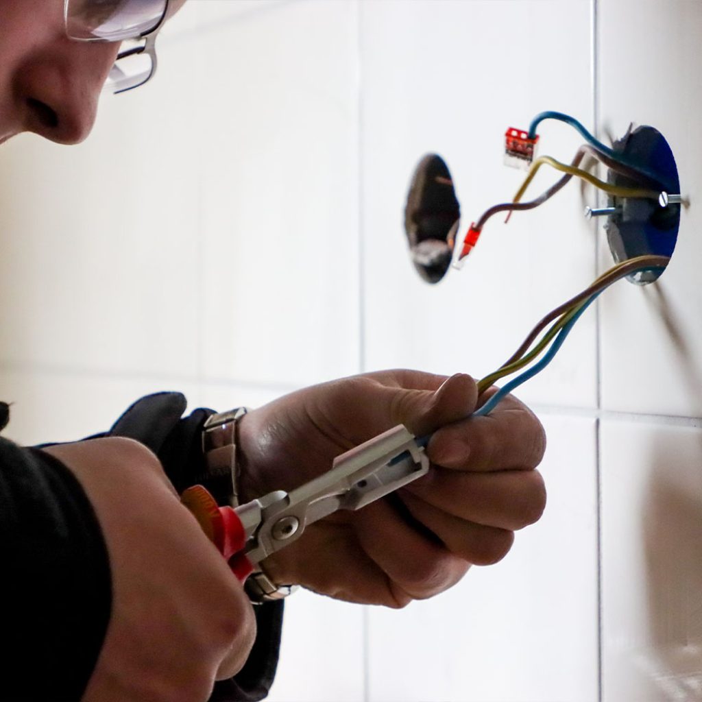 Installatiewerk tang kabels knippen